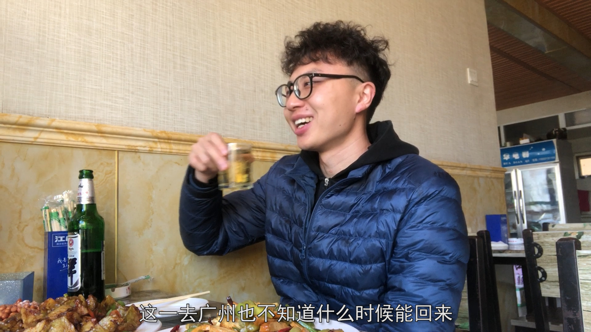 电商货源落实了,七七准备前往广州实地考察,今晚请室友吃饭喝酒